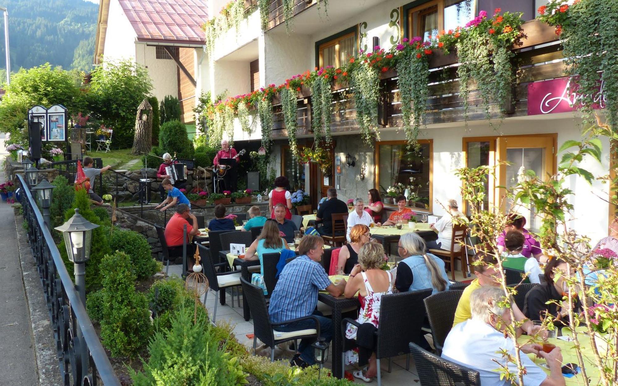 Hotel Restaurant Amadeus - Inclusive Skipass Und Vieles Mehr バート・ヒンデラング エクステリア 写真